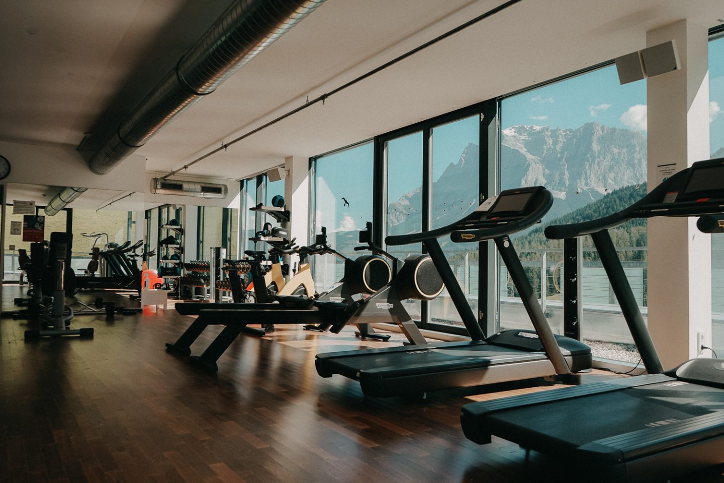 myTirol Fitnessraum Zugspitze Blick Wellnesshotel Familie Reiseblog