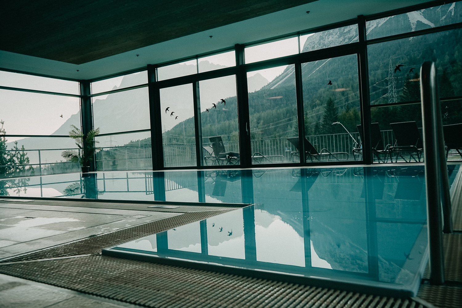 myTirol Indoor Pool Zugspitze Blick Biberwier Wanderer Mountainbike Zugspitze Zugspitzen Arena Familienhotel Wanderhotel 2