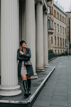 Wollkleid NA-KD Strickkleid Outfit kniehohe Boots kombinieren Winter Herbst Style 2021 2022 Modeblog Bonn 3