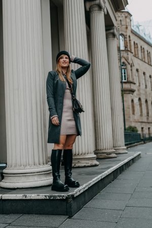 Wollkleid NA-KD Strickkleid Outfit kniehohe Boots kombinieren Winter Herbst Style 2021 2022 Modeblog Bonn 8