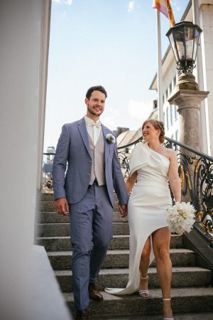 Standesamtkleid elegant Revolve Bronx Banco Standesamtliche Hochzeit Bonn altes Rathaus heiraten Brautpaar