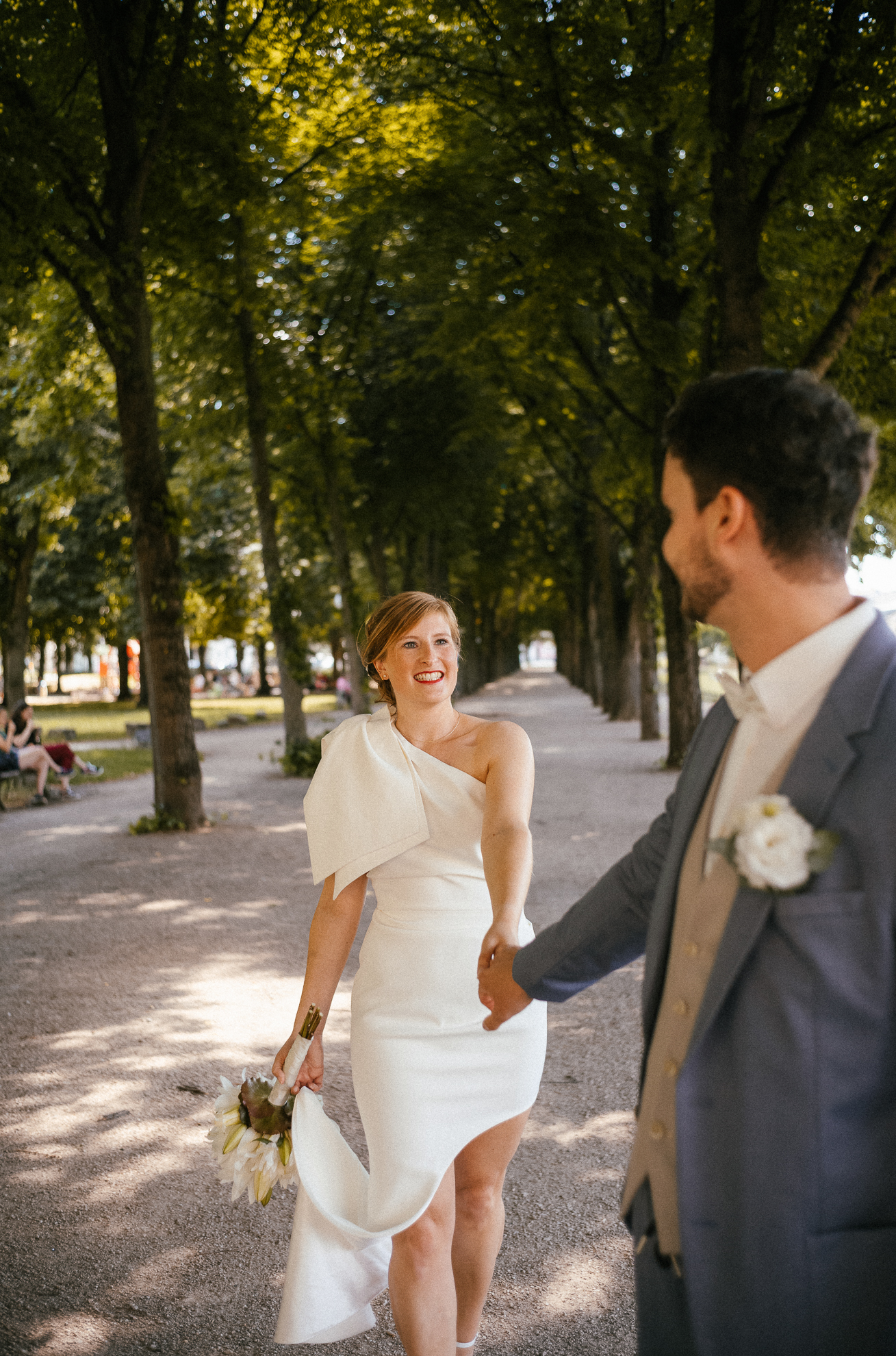 Standesamtliche Hochzeit Bonn Universität Allee heiraten Brautpaar Standesamtkleid elegant Fokuhila