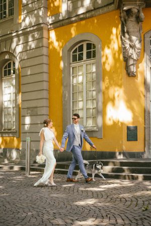 Standesamtliche Hochzeit Bonn Universität heiraten Brautpaar Standesamtkleid elegant Hund Hochzeit
