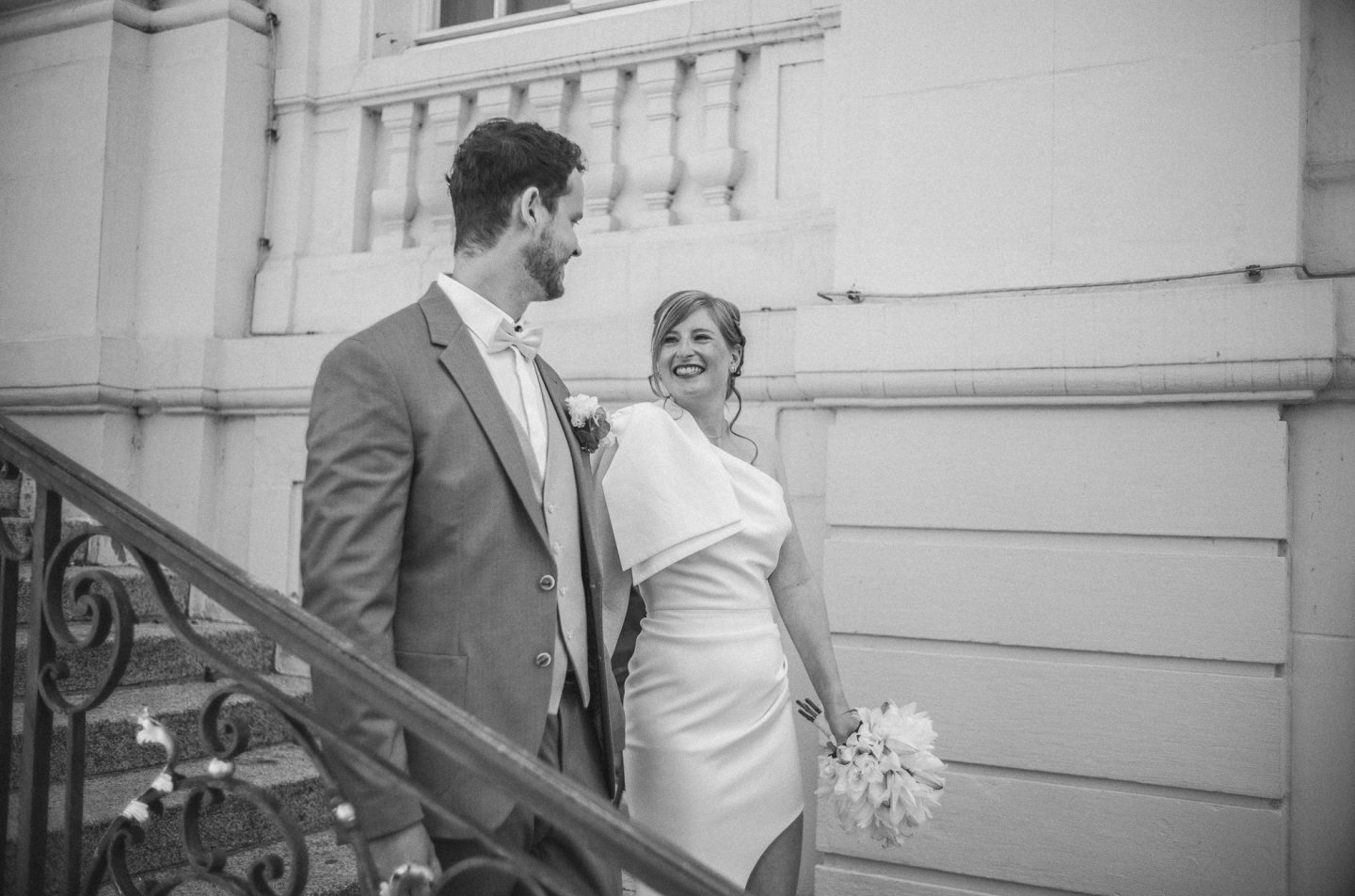 Standesamtliche Hochzeit Bonn altes Rathaus Treppe heiraten Brautpaar Brautkleid Standesamtkleid