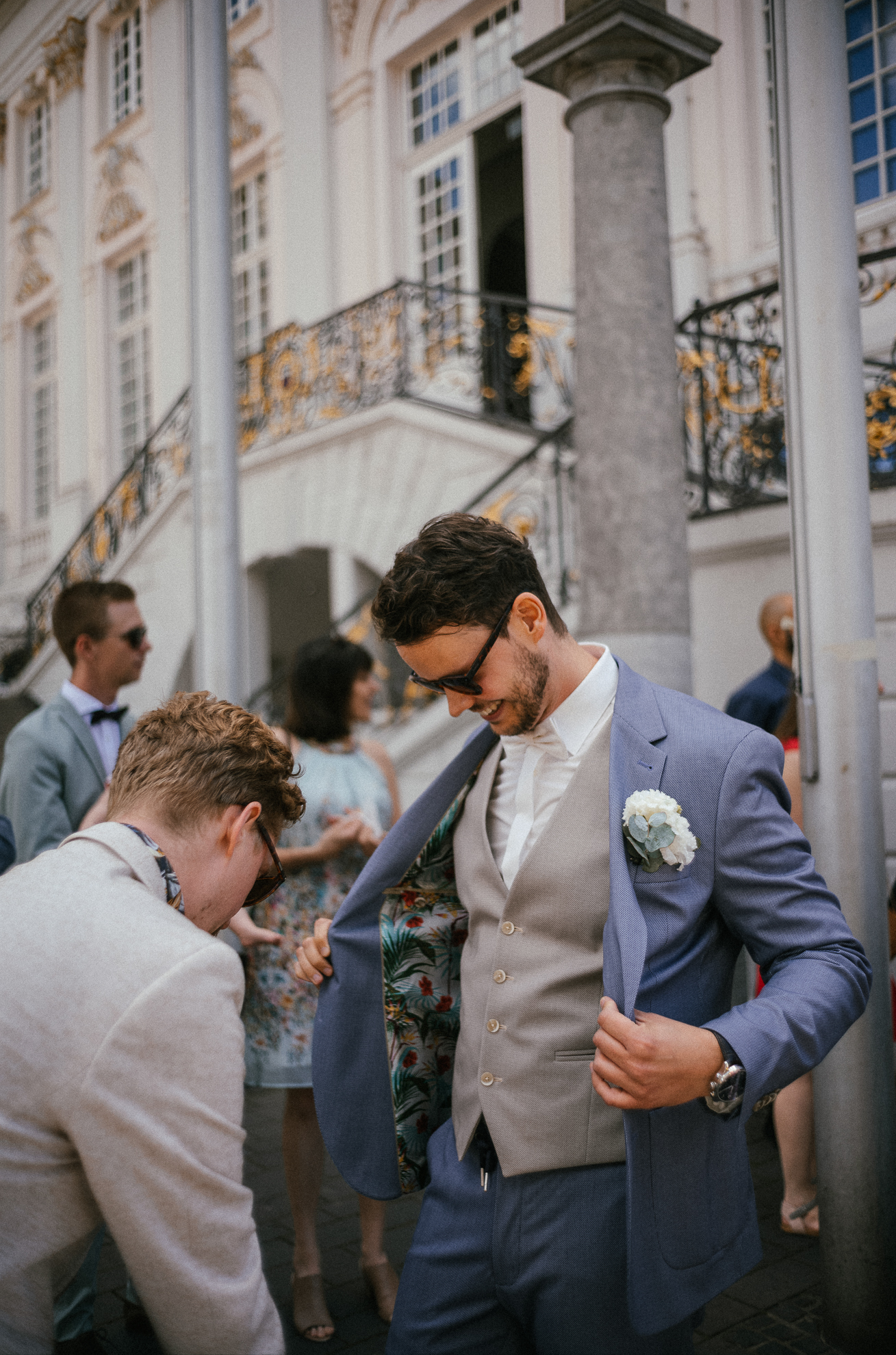Standesamtliche Hochzeit Bonn altes Rathaus heiraten Bräutigam Anzug