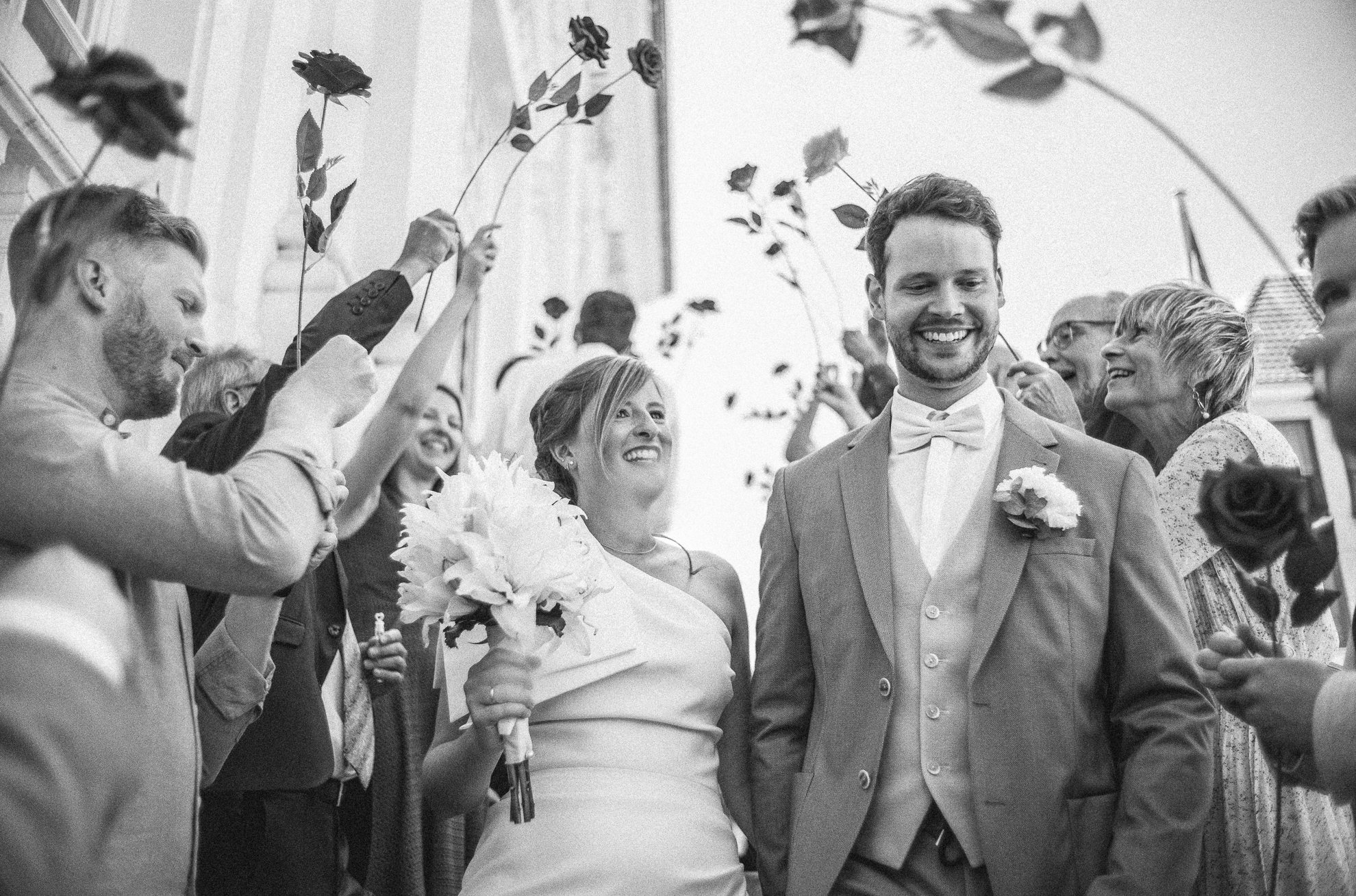 Standesamtliche Hochzeit Bonn altes Rathaus heiraten Brautpaar Blumenspaplier Gute Partie