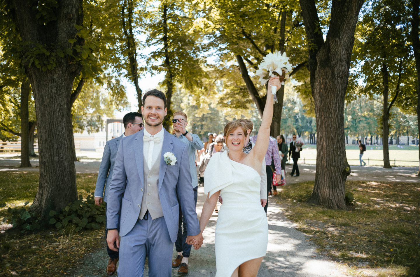 Standesamtliche Hochzeit Bonn heiraten Brautpaar Standesamtkleid Standesamtanzug