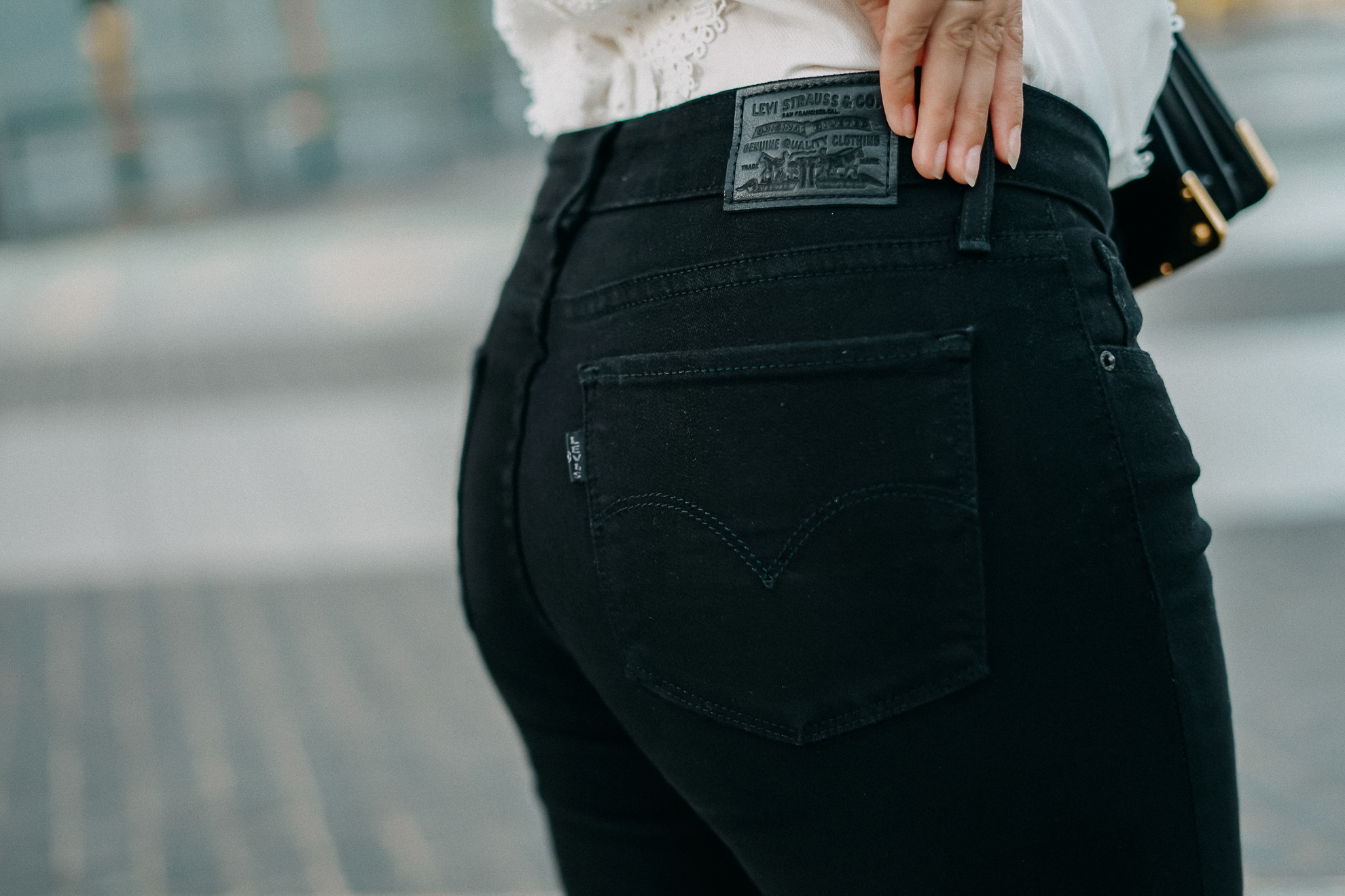 perfekte schwarze Jeans Levis 711 Hoseonline Wardrobe Essential Outfit Modeblog Bonn Köln 3
