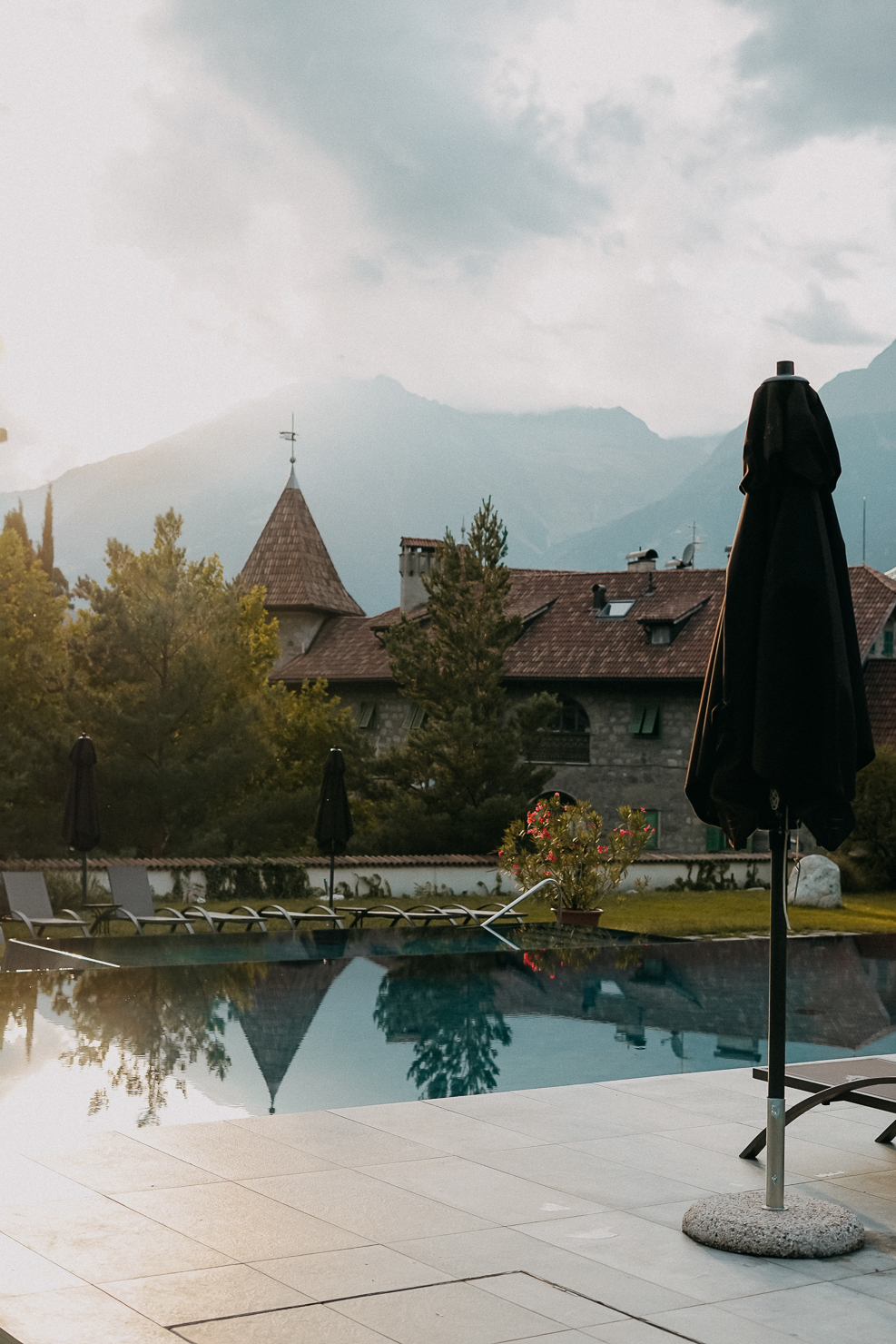 Flitterwochen Ziel Südtirol Meran Castel Rundegg Schloss übernachten besondere Unterkunft Pool 2