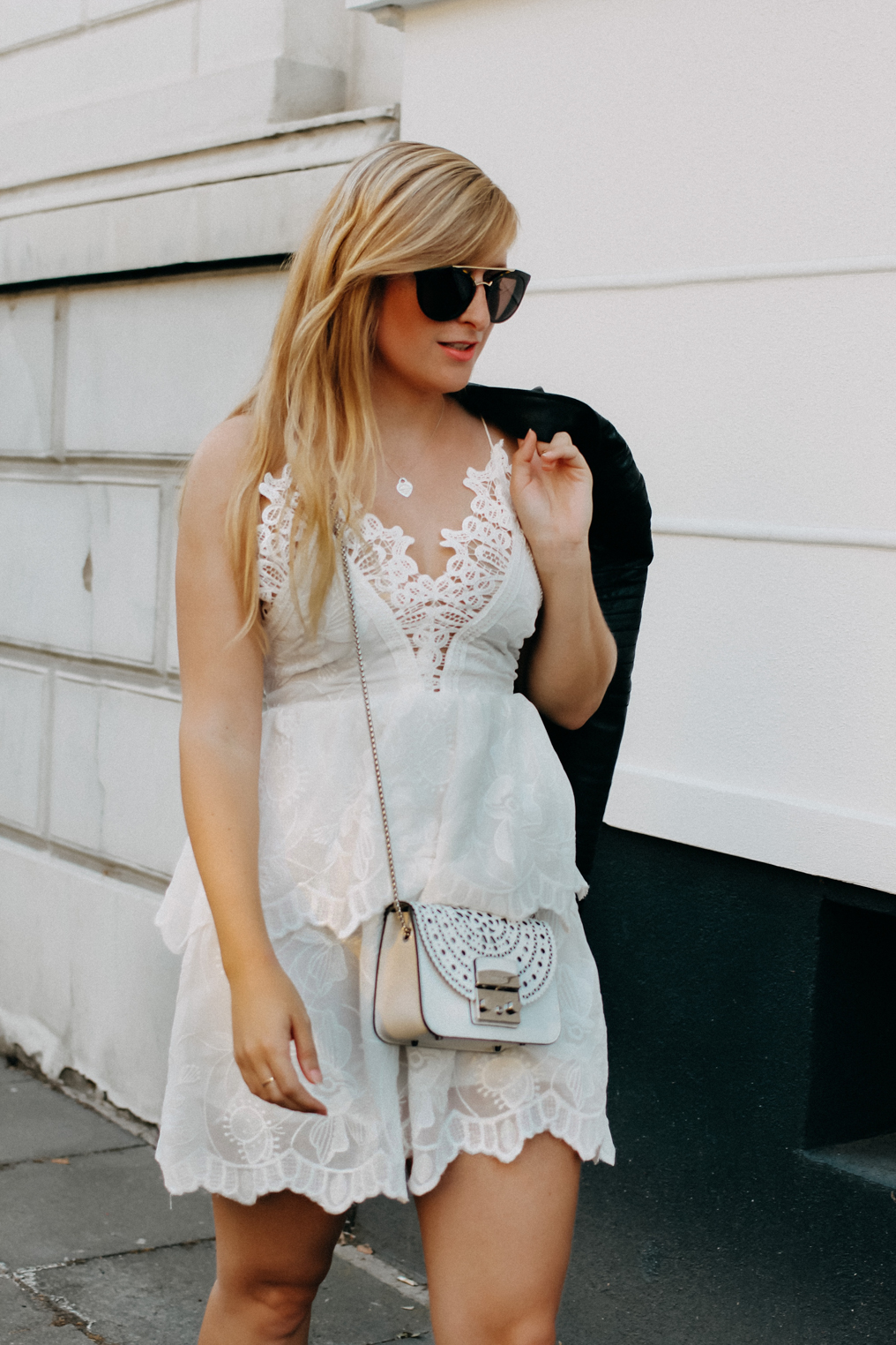 Minikleid Sommer 2023 Spitzenkleid weiß kombinieren Outfit Modeblog Bonn 5