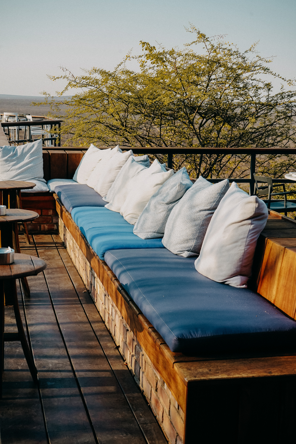 Hotel Namibia Etosha Nationalpark Etosha Safari Lodge Terrasse Sonnenuntergang Sundowner Drink