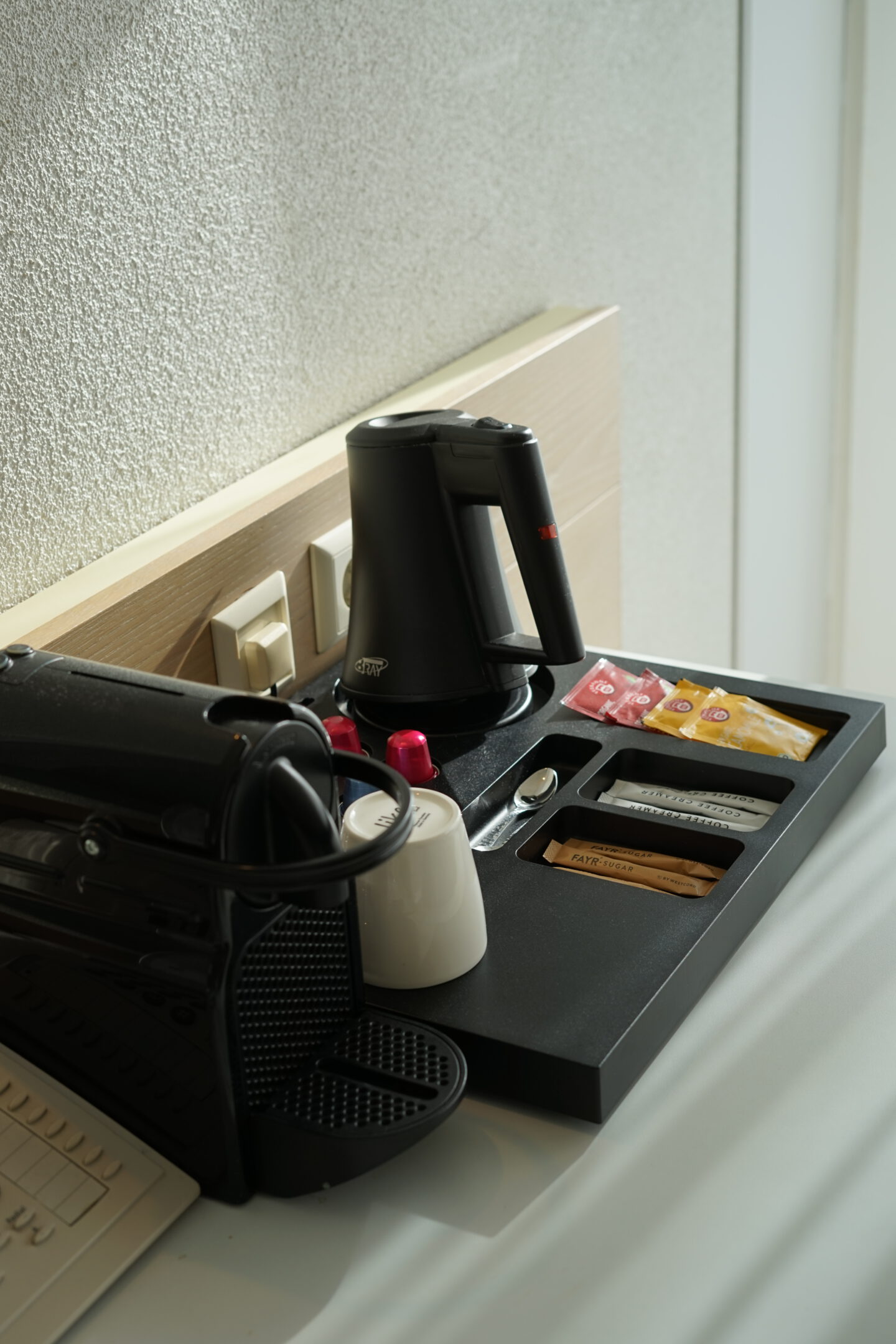 westcord-schylge-hotel-terschelling-superior-zimmer-ausstattung-kaffeemaschine